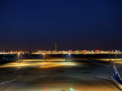 路線バスで 羽田空港国際線ターミナルへ　夕日の富士と空港夜景