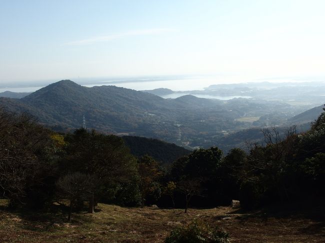 湖西連峰は愛知県と静岡県の県境を南北に走る３００ｍから４００ｍの山々からなっている。<br />豊橋自然歩道として整備され、浜名湖を東にひかえ、眺望もよい。<br /><br />富士見岩（標高：４１５ｍ）は、愛知県と静岡県の境の豊橋自然歩道本線・湖西連峰ハイキングコース上にあり、岩は静岡県湖西市大知波に位置する。<br />岩の東側から、空気が澄んでおれば富士山や南アルプスが眺望でき、また、南側からは浜名湖や太平洋が望める絶景場所。<br /><br />里山散策会で、おちばの里親水公園から大知波峠経由富士見岩を時計回りに周回した。