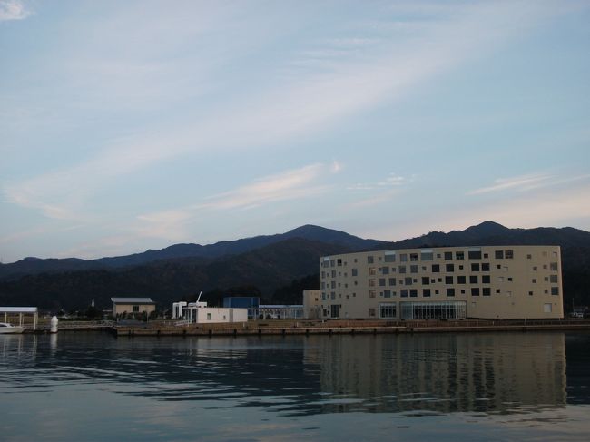 静岡の寸又峡温泉へ紅葉狩りに行こうかと提案するも<br />ちょうど紅葉真っ盛りで　お目当ての宿は既に空き無し<br /><br />そんな時、ＴＶでカニ漁解禁のニュース<br /><br />福井の越前へ行くかと検索・・・　高っ！！<br />料理良くとも施設がボロじゃあ　高い料金払うの納得できん！<br /><br />伊勢離島旅のようなハズレを引くのは　もうイヤだ―<br /><br /><br /><br />越前から離れた場所はどうだろうと検索した結果が　<br /><br />ちょー大当たりでございました♪<br /><br />