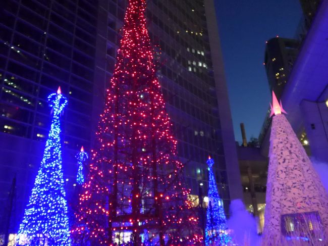 毎年恒例の鑑賞となったカレッタ汐留のイルミネーション<br />今年もカノン・ダジュールの「青い精霊の森」ビルの谷間に青色をしたクリスマスツリーが並び<br />クリスマスシーズンには15分おきにカレッタイルミネーションの特徴である、「オリジナル楽曲」と「七色の光」が織りなすロマンティックなイルミネーションショーが８分間開催されます。<br />今年も多くの鑑賞客が訪れ奇麗なイルミネーションを堪能していました。<br /><br />開催場所　カレッタ汐留　B2F カレッタプラザ<br /><br />開催日程　11/17～12/31  1/3～2/14<br /><br />開催時間　11/17～12/31  17:00～23:00<br />          1/3～2/14     18:00～23:00<br /><br />テーマ　　カノン・ダジュール　「青い精霊の森」<br /><br />LED球数　 約27万球