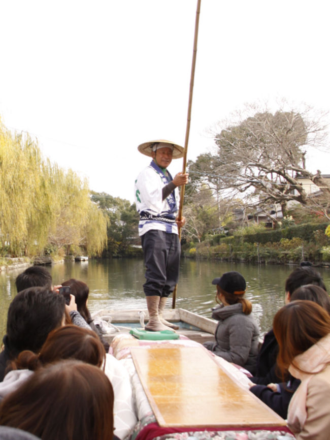 佐賀県太良町にある海中鳥居の大魚神社と柳川に行って来ました。<br />海中鳥居と言えば厳島神社が有名ですが、九州にもありました。<br />佐賀県太良町にある「大魚神社」で潮が引いた時にだけ鳥居の全景が見られます。<br />柳川の川下りでは、１２月から２月までの川下りのどんこ舟には火鉢をセットしたこたつが入り、 ぽかぽかとあたたまりながら ゆったり川下りを楽しむことができます。<br />写真は柳川の川下り<br />