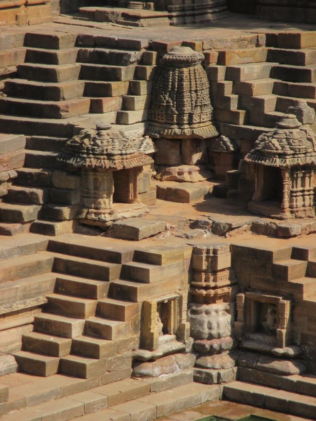 今回の旅で最も見たかった二つの遺跡を見て廻る。<br /><br />Modheraの太陽寺院（Modhera surya mandir）200Rs<br />Patanの階段井戸（Rani ki vav）200Rs<br /><br />Ahemdavad→Mahesana 　バス　  76Rs<br />Mahesana →Modhera　　バス　　22Rs<br />Modhera  →Patan　　　バス　  37Rs<br />Sun Temple 往復　　　 オートリキシャー往復　100Rs<br />Patan    →Ahemdavad　バス　  99Rｓ<br /><br />当初パタンで一泊しようと思ったが、<br />宿のおやじが日帰りで行けるというので、<br />バスで廻ることにした。<br /><br />どちらも大地を掘り下げる宗教以外の機能を持った<br />建築美を堪能できた。<br /><br />