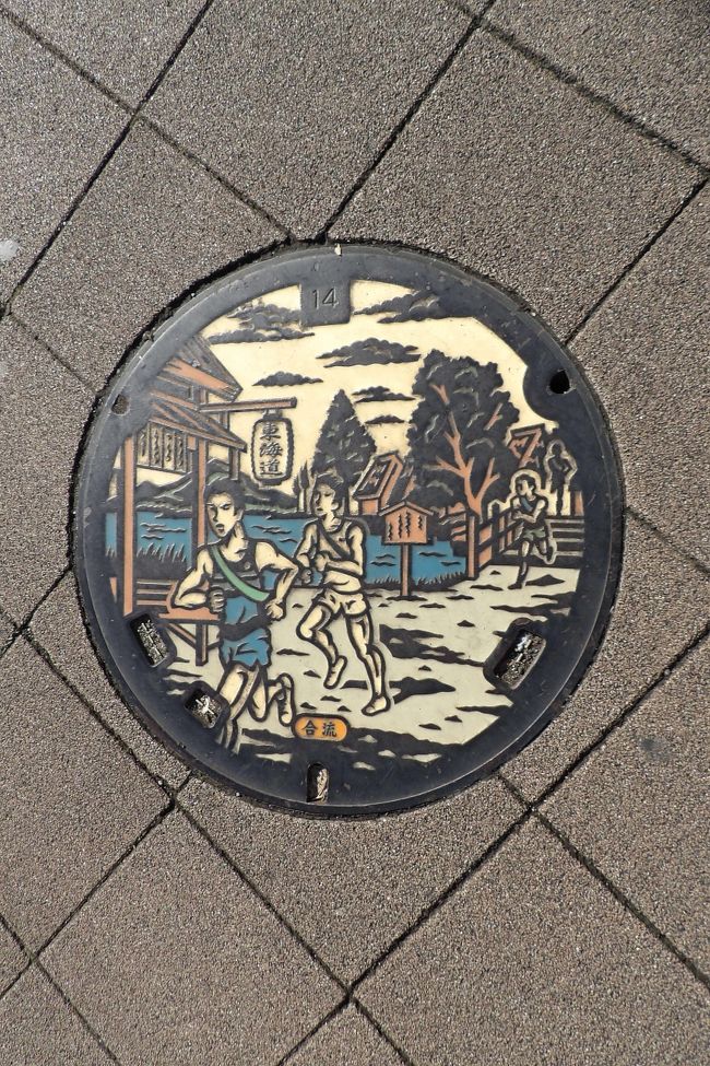 　明治14年（1881年）に横浜居留地において、日本で最初の下水道が建設された。神奈川県御用掛（技師）の三田善太郎がこの下水道の設計を行ない、その時に「マンホール」を「人孔」と翻訳したのではないかと言われている。すなわち、マンホールの国内発祥の地はここ横浜なのである。　<br />　また、マンホールの蓋をおしゃれにした「デザインマンホール」が各地で見られるが、日本下水道協会によると、全国に広まったのは1980年代であり、その数年前に、沖縄県で全国初のデザイン蓋が誕生したとされる。<br />　ここ横浜でも横浜ベイブリッジ（平成元年（1989年）9月27日に開通）をモチーフにしたマンホール蓋あたりからが「デザインマンホール」であろうか？また、戸塚駅周辺にある戸塚宿を走る駅伝ランナーのデザインのマンホール蓋はカラーで目に付くものである。JR戸塚駅北側の開かずの踏切が10数年掛けてようやくアンダーパス化されたことにより、正月の箱根駅伝のコースを、また、このマンホールの絵のように吉田大橋を通るコースに戻して欲しいという要望もある。　<br />　側溝も横浜では古くからあり、山手の地蔵坂公園に雨水枡の縁石（http://4travel.jp/travelogue/10781045）が移設されている。<br />　側溝蓋はハマの側溝蓋ばかりであったが、今年設置されたものはＹの側溝蓋である。側溝蓋もようやくデザインが変更されたようだ。<br />（表紙写真は吉田大橋を駆け抜ける駅伝ランナーの絵の「合流」のマンホール蓋）