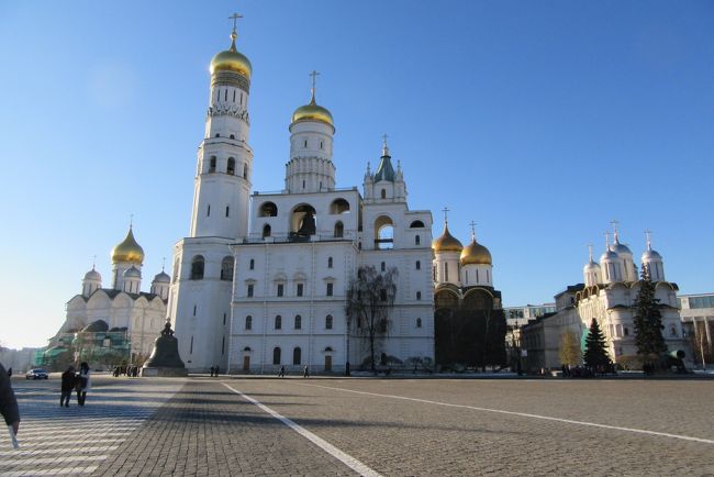 2016年11月23日、ロシア9日間の旅の最終日。モスクワのホテルを8時30分出発、クレムリン観光。赤の広場からグム百貨店を歩き、17時発のJALの直行便で成田に向かった。<br />9日間の旅を振り返ると<br />2日目から4日目までサンクトペテルブルクの観光<br />5日目から6日目まで黄金の環の都市(スズタリ、ウラジーミル、セルギエフ・ポサート)の観光<br />7日目から8日目までモスクワの観光であった。<br />