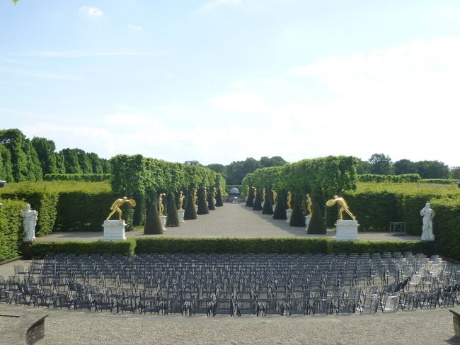 ドイツの春：北方二州・シュレースヴィヒ・ホルシュタイン州＆メクレンブルク・フォアポンメルン州を中心に巡る旅<br />期間：2014年05月09日~23日　 15日間）<br /><br />参考：≪ドイツの春：北方二州を巡る旅に出る≫<br />http://4travel.jp/travelogue/10883955<br /><br />05月20日（火）　202km、晴れ、朝方20℃と早くも高い、この日の最高は28.5℃、<br />ビュッケブルク城見学　10：18～12：00　＝＞L?・B65・L?・B441・L?　55km　Steinhulder Meerシュタインフルダー湖で休息12：46～13：41　＝＞L?・B441・A2・B6・L?　47km　Hannover・Gross Gartenハノーファー・グローサー・ガルテン見学　14：55～16：20　＝＞L?・B6・B217・B1・L?　（Hameln）　＝＞L?・B1・L?　 63km 　Aerzen・　Schlosshotel Muenchhausen　　古城ホテル　ミュンヒハウゼン　17：52着。<br /><br />写真はハノーファー・グローサー・ガルテン：ドイツ初の庭園劇場