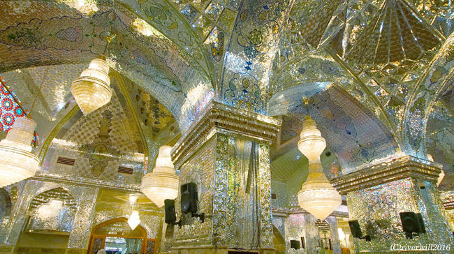 イランのシラーズにある「シャー・チェラーグ廟」。<br />「光の王」を意味するこの霊廟（モスク）は、その名の通り、<br />全面鏡モザイクのインテリアで、光の洪水と万華鏡の世界が広がります。<br /><br />あまり写真が流出していないので知名度が低いですが、個人的には世界一美しい宗教建築だと思います。<br /><br />▼詳細はこちらも併せてごらんください。<br />http://tabinomori.com/travel-blogs/middleeast/iran/iran/<br />
