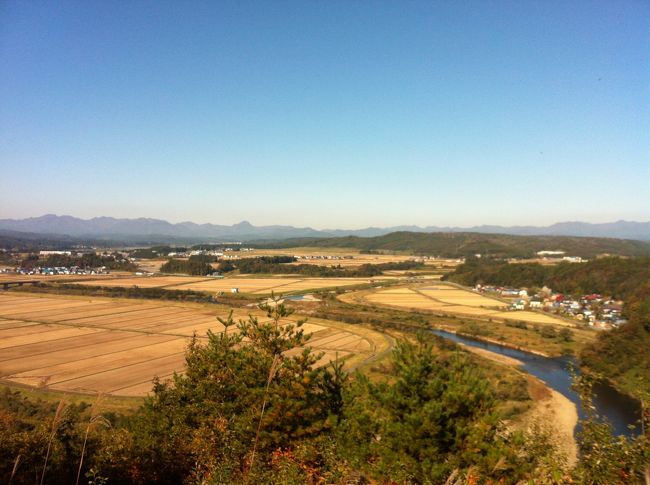 【山形県鮭川村の米(よね)湿原の展望台からの一枚】2015年10月に山形県の鮭川村で行われた“農都交流プログラム”に参加した際の記録です。村役場の皆様と米(よね)の集落の方々による、手作り感満載のイベントでした。夜は米(よね)集落の公民館で、地元の方々と交流。生涯最高の“どぶろく”にも遭遇。鮭川村は、自然も豊かないい処!ちなみに、鮭川村ではふるさと納税5万円で、鮭川村産「はえぬき」5㎏×2袋×6回(2ヶ月毎に6回お届け)を御礼として提供中。こちらもお奨め!(デジカメのメモリーカードを抜いたままで出発してしまったので、スマフォでの断片的な記録です。)