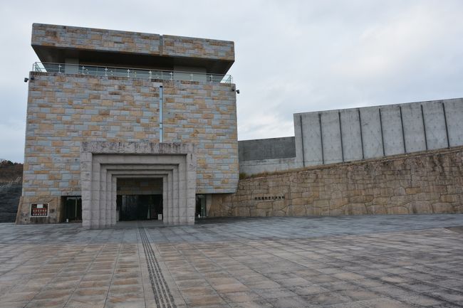 １２月の初めに奥湯河原の「海石榴」に宿泊して、今年の旅行は終了のつもりでしたが、ふと新聞の広告を見たら宮崎シーガイアのシェラトンに宿泊して、当日及び翌日の2日間のレンタカー付で25,000円/人という旅行の広告が出ていました。<br />読んでみると、九州復興給付金？なるものの適用で格安とのこと。<br />早速申し込みました。<br />定員に限りがあるようで、後で聞いたところによると同時に募集していたどこやらの温泉旅館を利用するプラン(15,000円)の方は受け付け開始1時間後に売り切れだったとか。<br />宮崎は、２回目で前回はジャイアンツのキャンプ見学でしたが、その際もシェラトンに宿泊したので、ホテルの快適さは承知していました。<br />ということで、羽田発8：00の飛行機で宮崎に出発です。<br />たった１泊ですから、観光を盛沢山にしてはいそがしいので、初日は「西都原古墳群」翌日は「飫肥」と絞って楽しみました。<br />九州復興ということなので、精々頑張って旨いものを食い、かつ、飲み土産を購入して観光振興の一助にということでの旅行です。<br /><br />天候は、前後が日本中好天だったにもかかわらずこの両日のみ現地は雨との予報でした。<br />実際には、車で移動している間は、土砂降りだったり篠突く雨だっりしましたが、西都原も飫肥も現地を散策する間は雨はやみ一時的に薄日も射すような快適な天候でした。異常ともいえるような暖かさで古墳やら城下町やらを彷徨するのに持って来いの状態でした。<br /><br />西都原は、吉野ケ里にもあるような発掘現場をそのままシェルターで覆い、発掘時の状況を再現するような展示をしている場所とか、墳丘の周辺に土塁を廻らす特異な形状の墳墓とか興味深く見ることができました。<br />県立の立派な「考古学博物館」もありこの点は吉野ケ里とは一寸違った趣でした。展示にも様々な工夫がなされており、我々のような門外漢にも十分楽しめるものでしたが、入場無料というのにも吃驚。<br />私のような貧乏人としては「きちんと料金を徴収するほうが良いのではないか」と思いました。