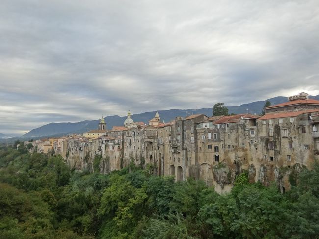 ついに、イタリア滞在最終日です。この日は、未知なる「美しい村」サンターガタ・デ・ゴーティへ行き、ローマを食事も含め3時間弱観光して帰国の途につきます。<br />ツアーの冊子には、サンタガタ・デ・ゴーティと書いてあったので、それでググってみてもヒットしなかったので、考えました…そうだ、「イタリア　美しい村」で探してみよう。<br />そうやってサンターガタ・デ・ゴーティのこんな写真を見て、「これが美しい村？」と思ったけれど、妙に心に惹かれるような気がして、旅行してみたいと思ったのです。同じ行くなら、ちょっと普通では行かないような処に行けば満足感がありますからね。<br />確かに、マイナーな観光地だけれど、なかなか味わいのある処です。<br />今、旅行社のパンフでは載っていません。シチリアと南部イタリアツアーは相変わらずありますが、サンターガタ・デ・ゴーティは人気がなかったんでしょうか？<br />今回の旅行では、シチリア以外はトロペア　アルベルベッロ　サンターガタ・デ・ゴーティが良かったです。アマルフィだって良かったんだけど～<br />珍しい観光地を入れたツアーが、もっと増えるといいですね。<br /><br />