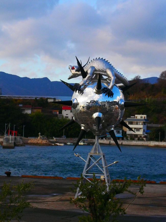 5年振り2度目の小豆島。<br />maggiさんの旅行記を拝見してから小豆島に久々に行きたくなり相棒を誘ってさっそく計画を立てました。<br />今年のクリスマスは3連休なので、最初は2泊の予定でしたが1泊2日で行くことにしました。<br />前回は姫路からのフェリーを利用しましたが、今回は三宮からジャンボフェリーを利用しました。<br />宿泊のホテルはフェリーが到着する坂手港からすぐのベイリゾートホテル小豆島。<br />レンタカーもすぐ近くのJネットレンタカーを利用しました。<br /><br />じゃらん利用<br />ベイリゾートホテル小豆島<br />貸切露天風呂&レイトチェックアウト11時バイキングプラン(朝夕食付)<br />¥13500×2人<br />(夕食を小豆島特選会席に変更したので1人¥3240プラス)<br /><br />Jネットレンタカーネット予約<br />11時~17時まで利用で¥5380<br /><br />ジャンボフェリー<br />三宮~坂手<br />¥4280×2人
