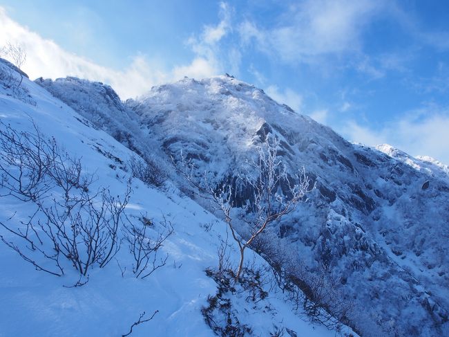 黒戸、前日の晩にかけ雪が降っていたため、笹の平分岐手前から雪が付いていました。<br />先行者は一人？<br />サラサラの雪質で七丈小屋までは想定通りのペース。<br />いよいよ雪の吹き溜まりの八合目までの斜面。<br />雪質がサラサラでステップがすぐ崩れてしまい、しんたろーさんと交互にラッセル…交互とはいうものの2/3はしんたろーさんが特攻隊長だったかな。<br />11時をタイムリミットと決めていたので八合目届かず撤退しました。<br />ほどなく先行者がピーク踏んで下山、そのあと小屋泊の方たちが三組ほど山頂目指し、登ってきました。<br />一日ずらして日曜日ならトレースもあって日帰りでもイケたのでは…だなんて思ったりもします。<br /><br />(山行/12時間38分・休憩/1時間1分)<br />合計　13時間39分<br /><br />合計距離　　　 　 ： 18.69km <br />最高点の標高　　： 2571m <br />最低点の標高　　： 763m <br />累積標高.（上り）   ： 2092m <br />累積標高.（下り）   ： 2109m 