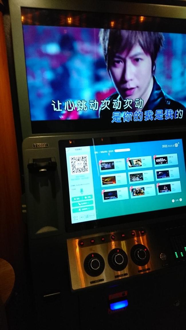 映画を見終わった後、<br />映画館のそばにあった電話ボックス<br />のようなミニカラオケボックスが<br />気になってしまって…<br />ひとりで15分歌ってしまいました。<br />あの狭い空間で、マイク持って、<br />ヘッドフォンして歌っている姿は<br />傍から見たらかなり滑稽だとは<br />思いますが、結構楽しかったです(笑)