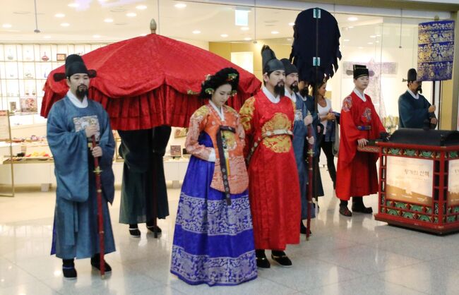 仁川国際空港で李王朝の王様と王妃様に逢う<br /><br />仁川国際空港にて朝鮮時代の王・王妃に出会える時間で、朝鮮時代の王室の日常を再現するイベントです。王家の行列を終えてから、記念写真を撮ることができるフォトタイムもご提供します。かつての文献資料や記録画をもとに復元された宮廷衣装や儀仗アイテムを身に着けた出演者と共に写真を撮れました。