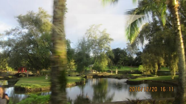 Liliuokalani Gardens (Banyan Dr)  (Waihonua Pond)　ビックアイランド　ヒロ<br /><br />此の庭園は各方位の出入り口が鳥居で結界が貼られています(らしいです)。<br /><br />ハワイ四島クルーズで。<br /><br /><br /><br /><br />無上甚深微妙法　百千万劫難遭遇　我今見聞得受持　願解如来真実義、<br />臨・兵・闘・者・皆・陣・裂・在・前<br />おん　あみりた　ていせい　から　うん<br /><br /><br /><br />以下エクスペディアより<br /><br /> リリウオカラニ公園<br />湾に面したヒロの静かな公園。落ち着いた佇まいの日本庭園、緑豊かなバニヤン ツリーがあり、聖なる古代ハワイ島からの美しい眺めが広がります。<br /><br />ヒロの海に面する手入れの行き届いたリリウオカラニ公園にある静かな日本庭園へ足を踏み入れてみましょう。<br />バニヤン ツリーの下、静けさに満ちた庭園を散策したり、池を泳ぐ鯉を見たりしてお過ごしください。<br />ヒロ湾とモク オラ (ココナッツ島) の素晴らしい景色を堪能し、茶室では、薫り高いお茶で一服してください。<br /><br />この公園は、ハワイ最後の君主リリウオカラニ女王にちなんで命名されました。<br />ウォーターフロントにあるこの公園は、12 ヘクタール (30 エーカー) もの趣ある日本庭園を有しています。<br />砂糖のプランテーションで働くため、ハワイへ移住した最初の日本人移民団の功績を讃え、1917 年にこの公園は開園しました。<br /><br />本格的な日本の石灯籠や石像、仏塔のある庭園内を散策してみましょう。<br />バニヤン ツリーの木陰でひと休みしてください。<br />緑あふれる風景は、写真家をひきつけてやみません。<br />また人気のウエディング スポットでもあります。<br />華麗な木橋から、鯉が泳ぐ静かな池を覗いてみましょう。<br />庭園内には、神社の鳥居もあります。<br /><br />歩道橋を渡って、ハワイ語で「生命の島」という意味の小島、モク オラ (ココナッツ アイランド) へ行ってみましょう。<br />地元の人によるとこの島は伝統的な隠れ家であり、癒しの場だったそうです。<br />ヒロのダウンタウン、ヒロ湾、マウナ ケア、ハマクア コーストを見渡せるココナッツ アイランドは、夕日の絶景スポットとして知られています。<br />島の東側には、1946 年の津波で古い歩道橋が流された場所に、石塔が建っています。<br /><br />週末には、リリウオカラニ庭園裏千家茶室にて、お手前もを体験していただけます。<br />日本の爬竜船 (ハーリー船) ３ 艘が保存されている小屋も近くにあります。<br />近くのワイロア州立公園で 2 年に一度、8 月にハーリー競技が行われます。<br /><br />リリウオカラニ公園は毎日開園しており、入園は無料です。公園内にカフェや屋台などはありません。<br />お飲み物や軽食をご持参ください。<br />リリウオカラニ公園は、ヒロのダウンタウンから東へ約 3.2 km (2 マイル) のところに位置しています。<br /><br /><br />参考写真<br />https://www.google.co.jp/search?q=Waihonu+Pond&amp;client=firefox-b&amp;tbm=isch&amp;imgil=Pb74eognBZ9JfM%253A%253BHAsat294uCjQ7M%253Bhttp%25253A%25252F%25252Fwww.alamy.com%25252Fstock-photo-footbridge-over-waihonu-pond-in-liliuokalani-gardens-hilo-island-of-68160037.html&amp;source=iu&amp;pf=m&amp;fir=Pb74eognBZ9JfM%253A%252CHAsat294uCjQ7M%252C_&amp;usg=__KMDtP3w7dpMwyH9zCgX1IFzsxJ0%3D&amp;biw=1398&amp;bih=601&amp;dpr=1.36&amp;ved=0ahUKEwia1OKWt5jRAhXIHpQKHd-5CMAQyjcIKQ&amp;ei=_35kWNrYKMi90ATf86KADA#imgrc=Pb74eognBZ9JfM%3A