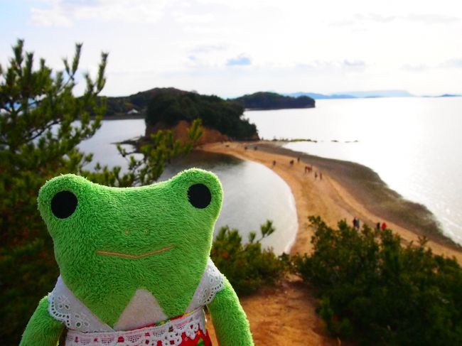 5年振り2度目の小豆島。<br />maggiさんの旅行記を拝見してから小豆島に久々に行きたくなり相棒を誘ってさっそく計画を立てました。<br />今年のクリスマスは3連休なので、最初は2泊の予定でしたが1泊2日で行くことにしました。<br />前回は姫路からのフェリーを利用しましたが、今回は三宮からジャンボフェリーを利用しました。<br />宿泊のホテルはフェリーが到着する坂手港からすぐのベイリゾートホテル小豆島。<br />レンタカーもすぐ近くのJネットレンタカーを利用しました。<br /><br />じゃらん利用<br />ベイリゾートホテル小豆島<br />貸切露天風呂&レイトチェックアウト11時バイキングプラン(朝夕食付)<br />¥13500×2人<br />(夕食を小豆島特選会席に変更したので1人¥3240プラス)<br /><br />Jネットレンタカーネット予約<br />11時~17時まで利用で¥5380<br /><br />ジャンボフェリー<br />三宮~坂手<br />¥4280×2人