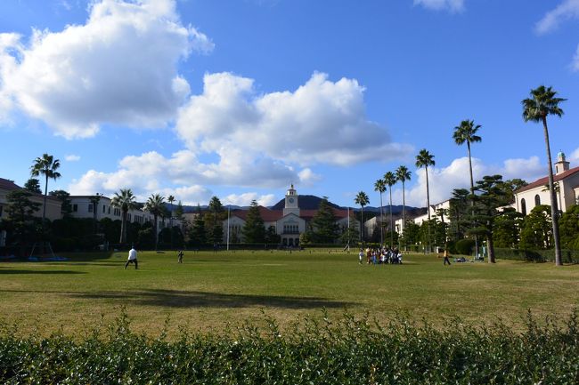 兵庫県の西宮市・甲東園にある関西学院大学の上ヶ原キャンパス。<br /><br />ヴォーリズがグランドデザインをした、とてもきれいなキャンパスです。<br /><br />正門の真正面にある時計台とその前に広がる芝生の広場の光景はは有名です<br /><br />が、今回西宮観光協会のまちたびというプログラムに参加してガイド付ツ<br /><br />アーでキャンパスをめぐると、それ以外にもいっぱい見どころがあるのがわ<br /><br />かりました。<br /><br /><br />