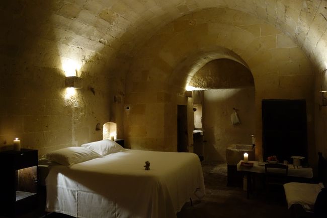 ローマへの出張のついでにアルベロベッロに寄り道。当初は、バーリ宿泊の予定でしたが、ちょっと足を延ばせばマテーラなる魅力的な街があることを発見！<br /><br />しかも、そこにはかっての洞窟住居“サッシ”を利用したホテルがあるとのことで、そのひとつ“Sextanito Le Grotte Della Civita”に宿泊。雰囲気あってよかったですよ。<br /><br />アルベロベッロに行かれるなら、前後の宿泊はマテーラをお奨め！