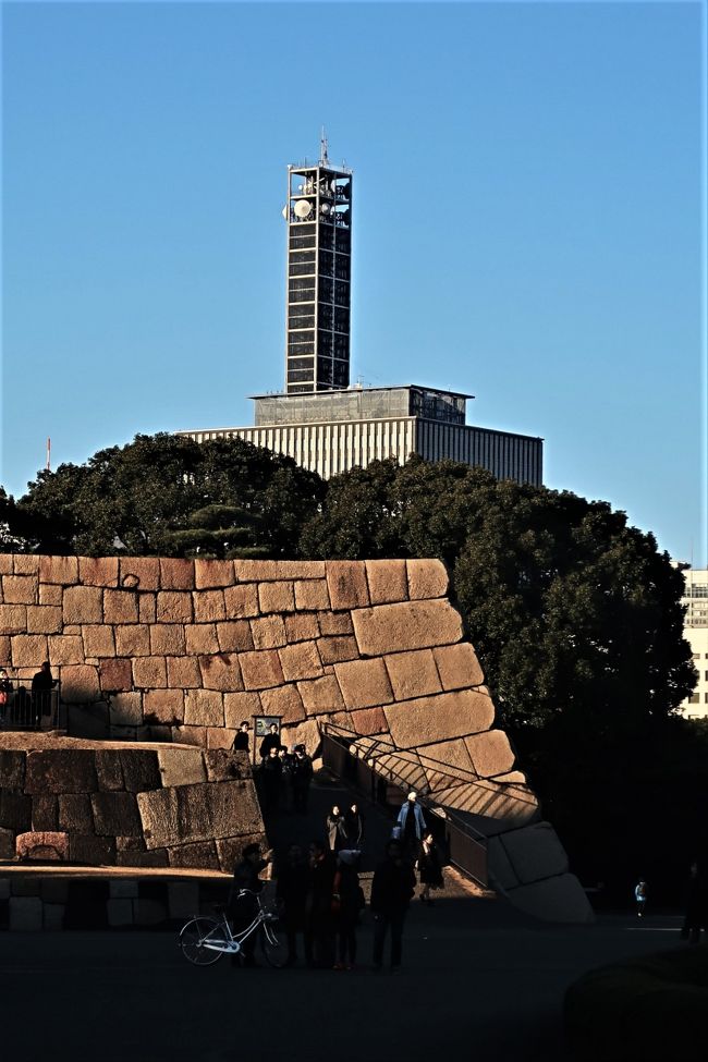 皇居東御苑（ひがしぎょえん）は、東京都千代田区の皇居の東側に付属している広さ約21ヘクタールの庭園。宮内庁の管轄。皇宮警察がある。<br />当地はかつての江戸城の本丸・二の丸・三の丸跡に位置し、少し離れた場所の西の丸を含めた、この範囲のことを江戸城といった。<br />明治時代から戦前までは宮内庁や皇室関連の施設があった。戦後の1963年に特別史跡に指定され、1968年10月1日から一般に公開されるようになった。<br />苑内は緑豊かな雑木林に日本庭園や皇室関連の施設、江戸城の遺構など歴史的な史跡も見ることができ、国内のみならず海外からの旅行者も多く訪れる。2014年7月27日、開園以来の来場者数が2500万人を達成。<br />（フリー百科事典『ウィキペディア（Wikipedia）』より引用）<br /><br />皇居東御苑　については・・<br />http://www.kunaicho.go.jp/event/higashigyoen/higashigyoen.html<br />富士見多聞　　　多聞とは，城郭の石垣上に建てられた長屋で，城壁よりも強固な防御施設でした。<br />江戸時代の江戸城本丸には，このような多聞が，各所に築かれていましたが，現存するのは，この富士見多聞だけです。<br />天守台（江戸城天守跡）…本丸の北端に位置している。最初の天守は1607年に完成し、このときの天守台は少し南にあった。3代将軍家光が大改修を行い、最終的な完成をみたのは1638年。このとき、現在の天守台ができた。天守は、外観5層、内部6階建てで、天守台を含めた高さが58mであり、天気が良ければ房総半島からでも見ることができたという。しかし、明暦の大火で焼失してしまい、再建策もあったが、家光の弟である保科正之（会津松平家藩主）の反対により再建は延期され、それ以後天守は建設されなかった。<br />桃華楽堂…香淳皇后の還暦を祝い、1966年に建てられた音楽堂。<br />富士見櫓…現在のものは明暦の大火の後（1659年）に再建されたもの。江戸城の天守は、明暦の大火で焼失した後に再建されることがなかったので、それ以後、江戸城のほぼ中央に位置していたこの富士見櫓を天守の代わりにした。<br /><br />同心番所…同心が江戸城へ登城する大名の供を監視した。以前はこの番所の前に橋があり、御三家を除くすべての大名・役人はここで乗り物から降りて徒歩で本丸へ登った。<br />百人番所…本丸・二の丸へ続く大手三之門を警護していた門。鉄砲百人組と呼ばれる甲賀組・伊賀組・根来組・二十五騎組の同心100人が昼夜交代で警護に当たった。<br />大番所…本丸へと通じる中之門警備のための詰所で、最後の番所であり、位の高い与力・同心によって警護されていたとされる。<br />（フリー百科事典『ウィキペディア（Wikipedia）』より引用）<br />