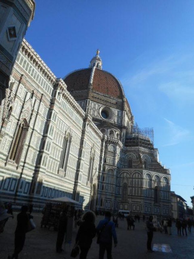 イタリアのフィレンツェはルネサンスが誕生した街で、ドゥオモはじめ、メディチ家ゆかりの教会や邸宅、素晴らしいウッフィッツィ美術館ありで、町全体が大きな美術館のよう