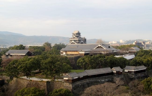 2016年９月に阿蘇に行った際は、熊本市内には立ち寄らなかったので、今回は復興割りを利用して1泊2日で熊本市内のみ巡って来ました。４月の大震災後休館している施設は少なくありませんが、一部でも見学を再開している施設は多く２日間でじっくり巡って来ました。<br />表紙は、熊本市役所１４階の展望ロビーから見た熊本城