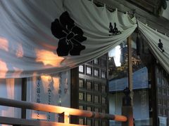 謹賀新年2017年、平穏無事を祈り、斜光が差し込む近所の神社に初詣 