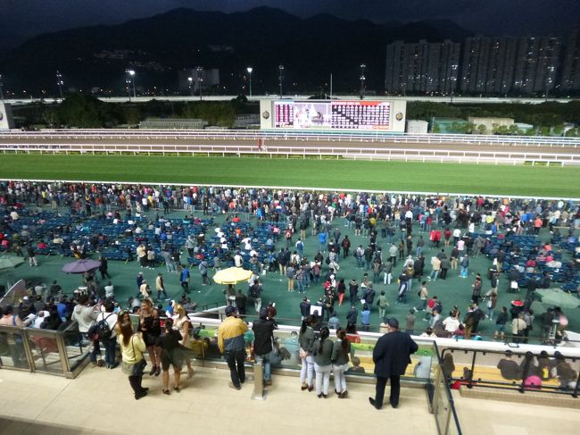 香港国際競争の香港カップ、香港マイル、香港ヴァーズ、香港スプリントに日本の競争馬が出走するので応援に行きました。最近は、競馬場に1日立っているほどの体力がなく、指定席をお願いしました。香港の競馬で久しぶりのリッチな観戦です。香港ジョッキーズクラブが、競馬を見るのに良い場所と美味しい料理を提供してくれます。こちらは、指定席のレポートですね。