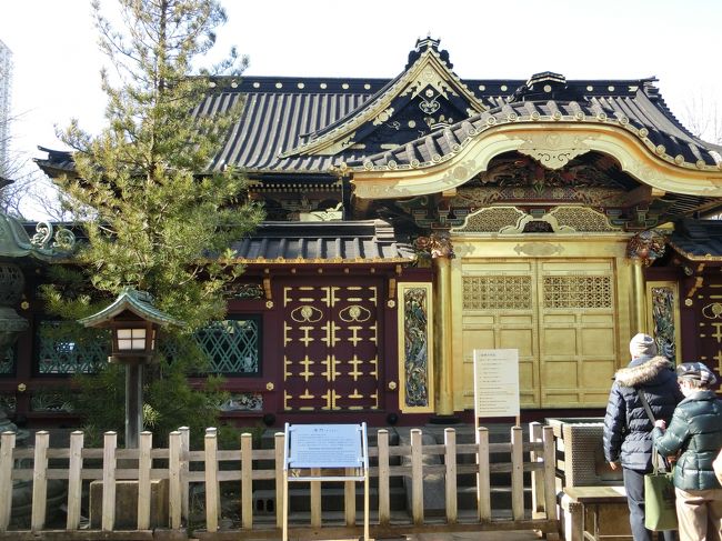 「上野東照宮」は「上野公園内」にある「寛永４年（１６２７年）」に「藤堂高虎」によって創建された「徳川家康・徳川吉宗・徳川慶喜を祀る神社」です。<br /><br />写真は「国の重要文化財」に指定されている「唐門と透塀」です。