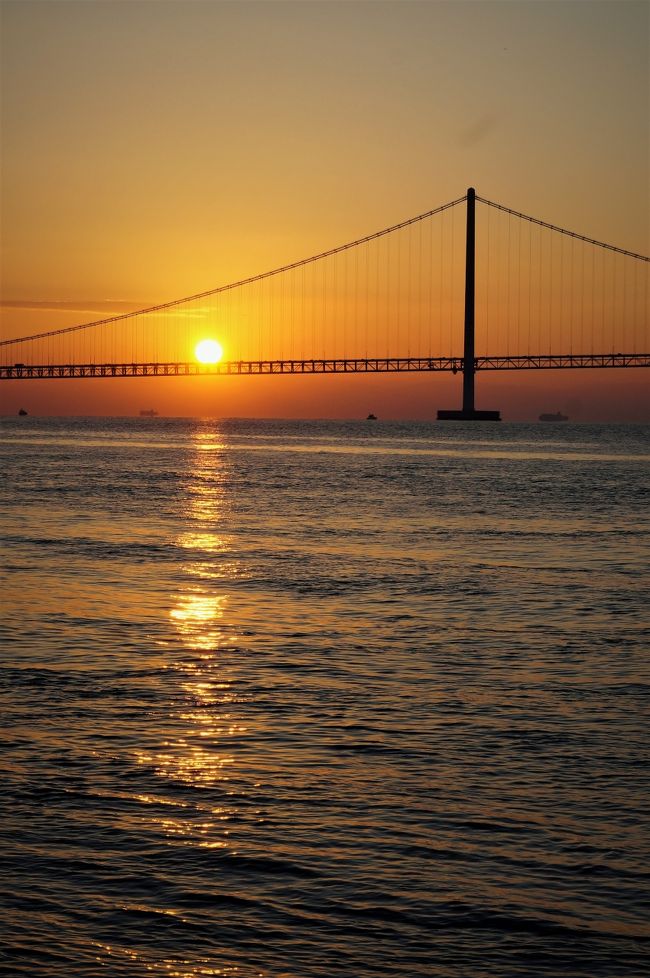 ２０１７年元旦は快晴に恵まれ見事な初日の出を見ることができました。<br />明石海峡大橋を望む明石市役所近くの海岸からの絶景です。
