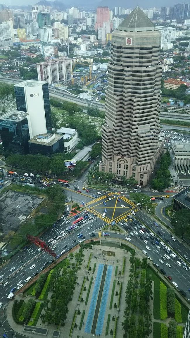 クアラルンプール駅（中央駅じゃなく）<br />LRTに乗る<br />ペトロナスツインタワー<br />スリアKLCC内ニョニャカラーズでお食事<br /><br />写真はペトロナスツインタワー41階のブリッジから