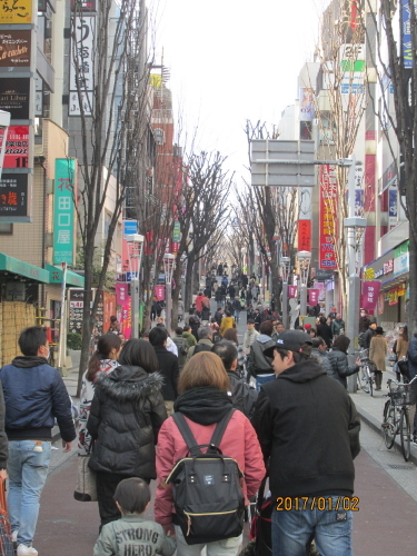 今年の七福神めぐりは下町から山の手に替えて見ました。東京の新宿山の手七福神めぐりです。何と言っても神楽坂と言う場所がお正月に相応しい場所です。神楽坂は七福神の一つ、毘沙門天の鎮護山善国寺の周辺に茶店が軒を連ね、やがて花街となり、明治期に花街として最盛期を迎えました。昭和後期には衰退し芸妓（芸者）の数も僅かとなりました。最近は数少ない花柳界の名残りが味会える場所として観光に人気が出てきました。七福神めぐりで無く神楽坂めぐりとして路地をめぐり隠れたお店を廻って見たいと思います。