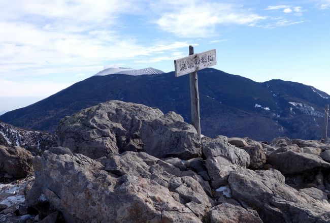 今季初登山はペアでチェーンアイゼンで行ける雪山にと浅間山の外輪、水の塔山と篭の登山を登ってきました。<br />チェリーパーラインで車坂峠挟んでの反対の黒斑山が人気なので、こちら側は人も少なく静かな雪山歩きが出来る穴場ではないでしょうか！？<br />高速から見た浅間山は雪が少ない印象でしたが、実際歩いて見ると北斜面などはあまり踏み後もなく、深い所では30㎝強とゲイターを装着してなかったので靴に雪が入って来て大変な思いをしました。<br />雪質もアイスバーンの所は少なく、全体的に踏み後の少ない軽い雪の上を歩く感じでした！<br />南斜面はやはりかなり雪が少ない印象で、スキー場も雪が少なくて大変そうでした。