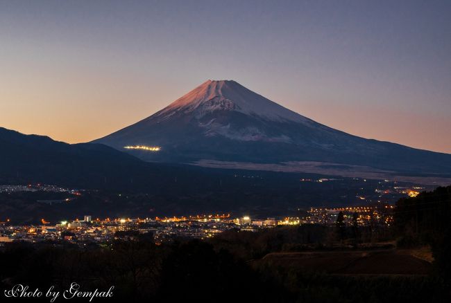 4Travelerの皆様、明けましておめでとうございます。拙い旅行記ですが、今年もよろしくお願いします。<br /><br />年に一度の年末年始、自分と連れ合い双方の実家がある静岡県への帰省。以前は、大みそか、正月と昼間から飲んで食べてのぐうたら帰省だったが、3年ほど前からカメラを携行し、近場で富士山撮影をするようになった。3年目ともなるといささかマンネリ気味ではあるが、今回もいつものあちらこちらの撮影ポイントへ出かけたのであった。