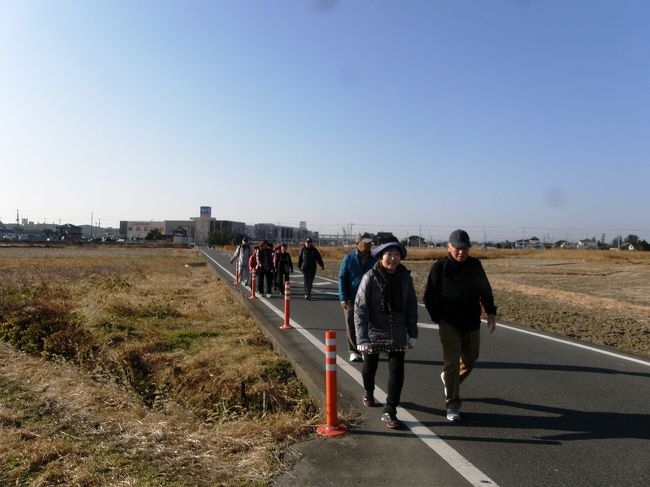 久喜市高齢者大学２６期さわやかＯＢ会の歩こう会は、2017年最初の歩こう会でのウォーキングは武蔵国鷲宮神社へ初詣です。<br />高齢者大学の活動拠点の久喜市中央公民館に、歩ける人は１月４日に集合と募集したら、クラス４３名の内の１１名が集合しました。<br />鷲宮神社までは約１０．０００歩・・・高齢者大学に入学してから卒業まで４年・ＯＢ会活動９年目・・・で参加者の年齢は推察できると思いますが、会員４３名の内１１名が集合しました。<br />さて、鷲宮神社まで歩き切れるか・・・？