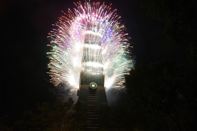 ここ数年、年越は海外の賑やかなカウントダウンに行こうと決めている。<br />で、今年は30日まで営業している業界的にもっとも残念な単なる4連休なパターン。な割に航空券は高い。<br />最初ドバイの花火を見ようかなと思ったのだが、うかうかしているうちに安い航空券は無くなってしまい、どうせなら台北ループでも始めようということになり、台北発、羽田ストップオーバーの沖縄行きを発券し、台北まではLCCかなと思っていたところ、片道でもEVAがLCCと変わらない運賃で出していたこともあり、行きはEVAの片道を手配。