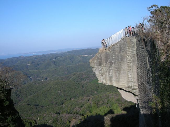 千葉房総の新年初旅行、その２は昼食後の日本寺観光です。<br />午前中の水仙ロードですでにかなり歩いているのですが、食事休憩の後もひたすら徒歩の旅です。<br />鋸山にある日本寺の石仏群を鑑賞しながら頂上までのぼります。<br />そして頂上では有名な地獄のぞきの絶景を堪能しました。<br />