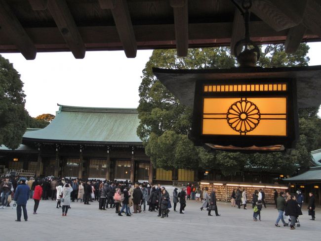 明治神宮外拝殿と南神門回廊の吊灯篭　2017.1.5　　16：31<br />Meiji-Jingu soto-haiden（The prayer house of Main Shrine Building<br />） and the hanging lantern<br /><br />例年、吊り灯篭に灯が入るこの時間帯に合わせて参拝しています。<br /><br />今年の初詣は例年通り5日に明治神宮へ行きましたが、神楽殿でのお祓いではなく、外拝殿でお参りしました。<br />代わりに南神門前で社殿郡の屋根を葺き替える銅版の奉納を呼びかける放送に賛同して、1枚3000円の銅版に願い事を書いて納めました。<br /><br />外拝殿では、家内安全・身体健全と政治・経済・社会全般に少しでも明るさが増すようにと祈りました。<br />今年はいつも通りJR原宿駅から南参道を通って本殿に向かいました。<br />写真は毎年同じルートで参拝するため特段新しいものはありませんが、記録の意味を込めて毎年撮っています。<br /><br />薄闇の中にも温かさに満ちた明るい世の中が来てほしいという一念で吊り灯篭に灯がともった写真を撮りたくてこの時間帯にしています。<br /><br />この年が皆様にとってよい年でありますようにお祈りいたします。<br /><br />撮影Canon PowerShot SX610HS<br />直射日光が当たる風景はコントラストが強すぎるため、Windows Live Photo Galleryでハイライト・シャドーの明るさ修正をしました。<br />　　　yamada423<br /><br />2017.1.15<br />パリ郊外のベルサイユに住むフランス人の友人から新年のメッセージが届いたため、近況を知らせるために初詣のブログに英語の説明を追加しました。<br />彼が2014年4月初旬の桜の時期に合わせて、グルノーブル大学の仲間たち16人と、1964年（東京オリンピックの年）の国際交流以来50年ぶりに来日した際に、明治神宮へ案内した経緯があります。<br />2014年10月にはパリの友人夫妻と一緒にお宅で夕食を共にしました。<br />http://4travel.jp/travelogue/11013646