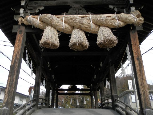 現在の日本は47都道府県に分かれてますが、江戸時代までは六十余の州で構成されていました。<br />各州ごとに筆頭の神社があり、これらは「一之宮」と呼ばれています。<br />その「諸国一之宮」を公共交通機関（鉄道／バス／船舶）と自分の足だけで巡礼する旅。<br />今回は信濃国（長野県）の諏訪大社を訪ねました。<br />諏訪大社は上社と下社に分かれ、さらにそれぞれが前宮と本宮、春宮と秋宮に分かれています。<br />諏訪大社への巡礼、次は下社春宮です。<br /><br />【諏訪大社[すわたいしゃ] 下社春宮[しもしゃはるみや]】<br />［御祭神] <br />建御名方神（たけみなかたのかみ）<br />八坂刀売神（やさかとめのかみ）<br />［鎮座地] 長野県諏訪郡下諏訪町5828<br />［創建］不詳