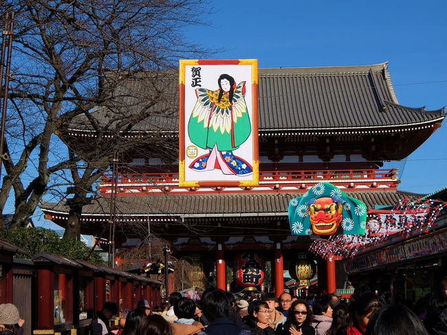 風邪を踵を心配して　無理なら地下鉄の駅も近い　急いで帰る事も出来る<br /><br />　　　　　毎年の浅草　初詣<br /><br />　浅草寺に浅草神社　被官稲荷を　ひとめぐり。<br /><br />浅草寺<br /><br />http://www.senso-ji.jp/<br /><br />浅草神社<br /><br />http://www.asakusajinja.jp/index_2.html<br /><br />被官稲荷神社<br />http://www.asakusajinja.jp/asakusajinja/hikanjinja.html