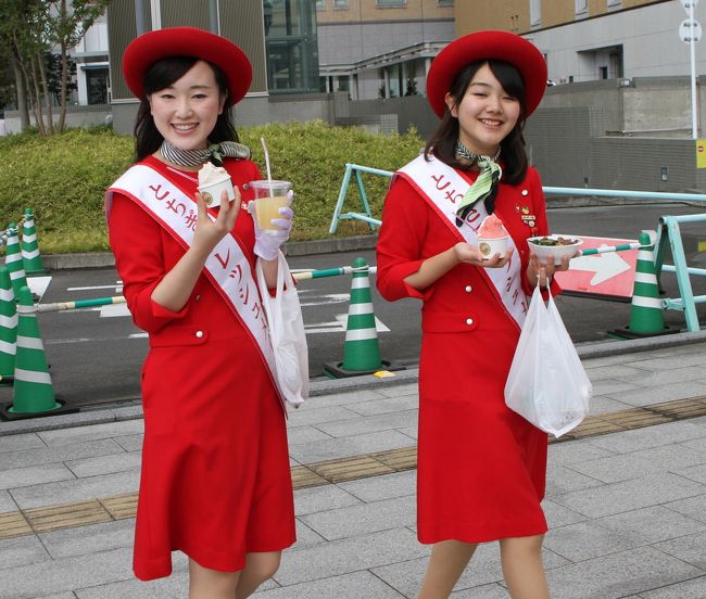 栃木県の農産物・特産品等の展示・販売が一同に会して行われたため覗いてみた。<br />駐車場は県庁地下駐車場（2時間まで無料）を利用。<br />栃木県への観光の参考にして下さい。<br /><br />「写真撮らせて下さい、ネットにアップして良いですか？」<br />こんなイベントのためか皆さんより“ＯＫ”を頂きました！<br />４００枚以上の中からの選りすぐりです。<br /><br />表紙の写真は「とちぎフレッシュメイト」とちぎ農産物マーケティング協会より栃木県内のおいしい農畜産物を全国に向けてＰＲする方々です。休憩する途中に「写真撮らせて下さい！」笑顔でＯＫを頂きました！