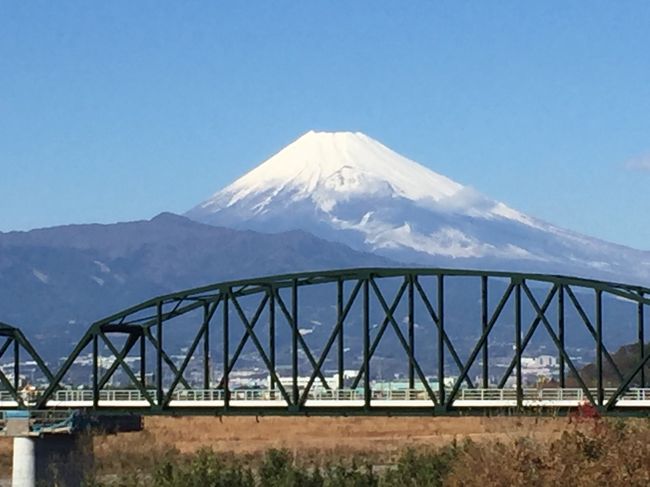 みなさま、新年あけましておめでとうございます。<br /><br />年末年始、伊豆の義父母の家に泊りがけで挨拶に行くことが恒例となっています。<br />今回も行ってきました。<br /><br />初富士がよく見えました。<br />今年は良い1年になりそうです。<br /><br />みなさまにとり（酉）まして、良い一年になりますように。<br /><br />