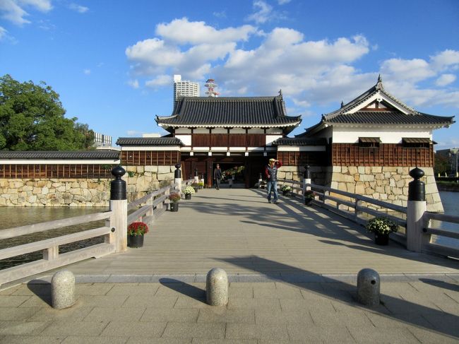 急遽の広島市内観光で訪れたのは「広島城」。その前半は天守閣を中心とする本丸を見学しました。後半は「広島護国神社」から二の丸辺りの見学です。