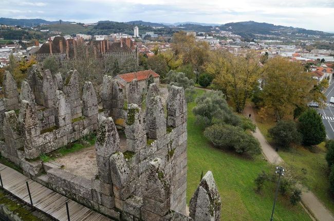 ポルトガルのポルト郊外、ギマンライエンス、ブラガを訪問.<br /><br />ポルトガル北西部、ブラガ県の県都であるブラガを訪れました。「リスボンは楽しみ、コインブラは学び、ポルトは働き、そしてブラガは祈りの町」と言われるほど、信仰の中心となっている町です。<br /><br />ブラガは、2,000年以上前のローマ帝国による「ブラカラ・アウグスタ」がその名起源とのこと。そして、ローマ帝国の行政区として、後のスペイン・ガリシアとなるローマ県の首都となったそうです。ブラガの教区はポルトガル最古のもので、中世にはあのサンティアゴ・デ・コンポステーラと勢力を競い合うほどの宗教的中心地だったのだとか。