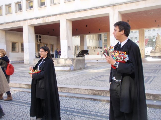 欧州の名門、ポルトガルで最古のコインブラ大学タウンを訪問。黒マントを着た学生の歓迎を受ける。設立は1290年。ボローニャ大学の2世紀後にできた。学生たちは今も黒マント姿です。