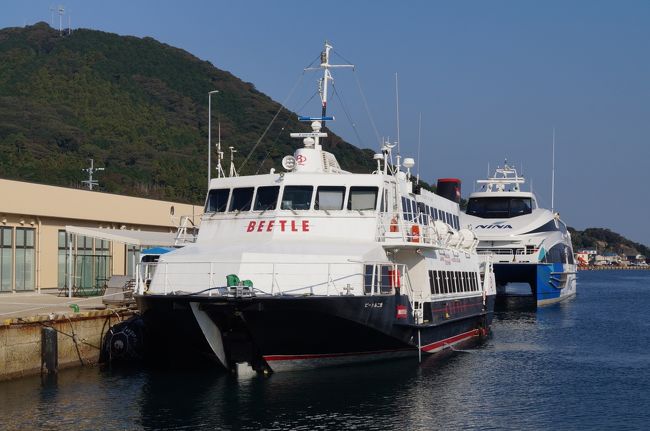 以前から興味のあった長崎県対馬を訪れてみる事にしました。<br />風光明媚な自然と美味しい海産物、そして悠久の昔は日本の表玄関だった対馬。今は外国人観光客で溢れているような話もニュースで聞いており、実際の状況を自分の目で確かめてみたい気もありました。<br /><br />そして、対馬を南から北へ縦断した後は、JR九州の高速船BEETLEで韓国に渡り、大邱（テグ）観光へと出向きました。ソウル、釜山は何度か訪れた事があり、その他の地方都市への観光に興味があったのです。<br /><br />移動時間が長く、コンパクトな旅にはなりましたが、大変感銘を受ける素晴らしい旅となりました。ツアー等ではなく、個人手配で進めたのも印象的でした。<br /><br />☆　1日目<br />　　羽田空港（7:10）→福岡空港（9:10）JAL305便　ファーストクラス搭乗<br />　　福岡空港（10:15）→対馬やまねこ空港（10:55）ANA4933便<br />　　対馬やまねこ空港（11:20）→厳原（11:46）対馬交通バス<br />　　　「ふれあい食堂・憩い」でカレーライスの昼食<br />　　　厳原観光（対馬歴史民俗資料館、対馬市役所等）<br />　　厳原（13:35）→浅藻（14:29）対馬交通バス<br />　　徒歩で浅藻から豆酘まで　　<br />　　豆酘（16:32）→美女塚山荘前（16:50頃）対馬交通バス<br />　　　美女塚山荘にて夕食、宿泊<br /><br />☆　2日目<br />　　　美女塚山荘にて朝食<br />　　美女塚山荘前（8:00頃）→厳原（8:34）対馬交通バス<br />　　　厳原観光（市内歩き、かすまき購入、厳原八幡宮神社）　<br />　　厳原（11:00）→比田勝港国際ターミナル（13:30）対馬交通バス<br />　　　比田勝「パンのポエム」のパン昼食<br />　　比田勝港国際ターミナル（16:00）→韓国・釜山港（17:10）　JR九州高速船BEETLE　JF573便<br /><br />　　韓国・釜山駅（19:00）→東大邱（トンテグ）駅（19:48）KTX170号<br />　　東大邱駅→中央路駅　大邱地下鉄1号線<br />　　　タッカルビの夕食、ノボテルテグ泊<br /><br />☆3日目<br />　　　ノボテルテグにて朝食<br />　　中央路駅→東大邱駅　大邱地下鉄1号線<br />　　東大邱バスターミナル（10:50）→釜山金海国際空港（11:50）高速バス<br />　　釜山金海国際空港（14:05）→成田国際空港（16:05）　JAL958便　ビジネスクラス搭乗