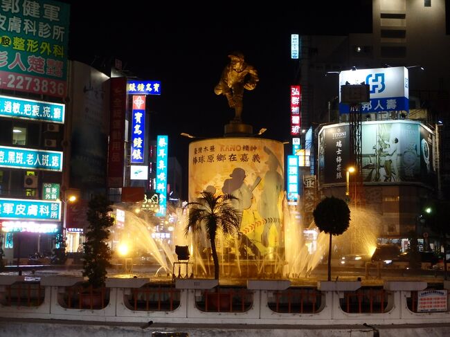 2017年1月の3連休はJALで成田桃園の往復チケットを手配していました。<br />前回の宜蘭(イーラン)もそうでしたが<br />今回も例によって、台北以外のどこかに行こうとだけしか決まってなかったので、ガイドブックを見ながら行き先を検討します。<br />3連休とはいえ、往復ともに中途半端なフライト時間なので、そうそう遠くには行けません。<br />ということで、阿里山に行ってみようと決めて、まずは嘉義を目指すことにしました。<br /><br />※2016年8月の宜蘭(イーラン)旅行記→http://4travel.jp/travelogue/11163481<br /><br />【行程】<br />★1/7 東京～桃園空港～嘉義←今回はココです<br />☆1/8 嘉義～阿里山～彰化～台中<br />☆1/9 台中～桃園空港～東京<br /><br />【フライト】<br />07 JAN JL 805 Y NRT TPE 1115 1435<br />09 JAN JL 804 Y TPE NRT 1320 1720<br />（JALのHPで購入したエコノミー航空券「沖縄/東京(NRT)/台北(TPE)/東京(NRT)/沖縄」の一部）<br /><br />【宿泊】<br />1/7 嘉義 ファン・タイム・ホステル ドミトリー<br />(Booking.comで予約 650元)<br />1/8 台中 バックパッカー41 ドミトリー<br />(Booking.comで予約 450元)