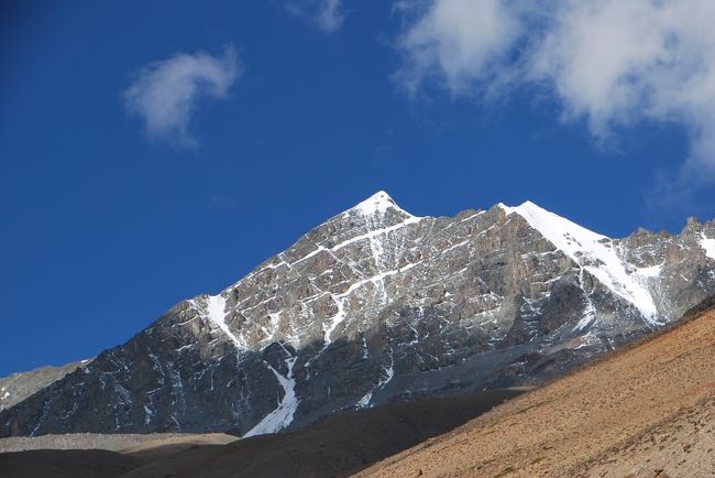 2016年夏にインド・ラダックを訪問しました。<br />目的はラダックのチベット文化に触れ、そしてストック・カンリ（6120m)の頂を踏むことです。<br />最も容易な6000m峰であるインドヒマラヤ山域のストック・カンリ登山でしたが、さすがに弾丸9日間の訪問はハード。<br />天候・体調・ガイド・フライトなど全て上手くいって無事に登頂できました。<br /><br />登山は現地の日系旅行会社にガイド手配を依頼。<br />技術的には容易であり、雪も少ない夏の終わりで結局アイゼンさえも使用せず。<br />ただ、高所順応できる行程ではないので、成功の可否は全てその対応にかかると思います。<br /><br />日程は下記のとおり。<br />9/3 成田深夜発～バンコク朝～デリー昼着、デリー観光<br />9/4　デリー早朝発～レー<br />9/5 レー滞在　カルドゥン・ラ(5000m)<br />9/6 ストック・カンリ登山1日目　ストック村ーマンカルモ<br />9/7 ストック・カンリ登山2日目　マンカルモーベースキャンプ<br />9/8 ストック・カンリ登山3日目 ベースキャンプー山頂往復<br />9/9 ストック・カンリ登山4日目 ベースキャンプーストック村ーレー<br />9/10 レー滞在、<br />9/11 レー早朝～デリー、デリー観光、デリー夜発～<br />9/12 ～成田早朝着