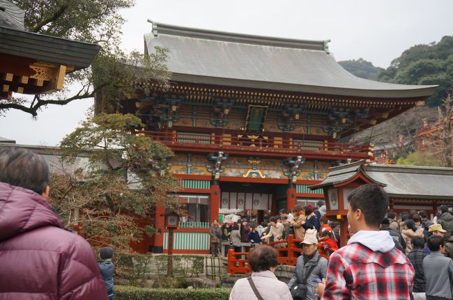 私の出身地の佐賀県鹿島市古枝に有る祐徳稲荷神社へ帰省を兼ねて家族で初詣に行きました。<br />祐徳稲荷神社に４０年ぶりに参拝し、子供時代の下校時に境内で遊んだ事を懐かしく思い出しました。<br />参道のお土産やも昔のままで、過去にタイムスリップした気分になりました。<br />参拝後の食事は、鯉の洗いと鯉コクをお勧めします。お土産は、お店自家製の<br />柚子胡椒は値打ち物です。