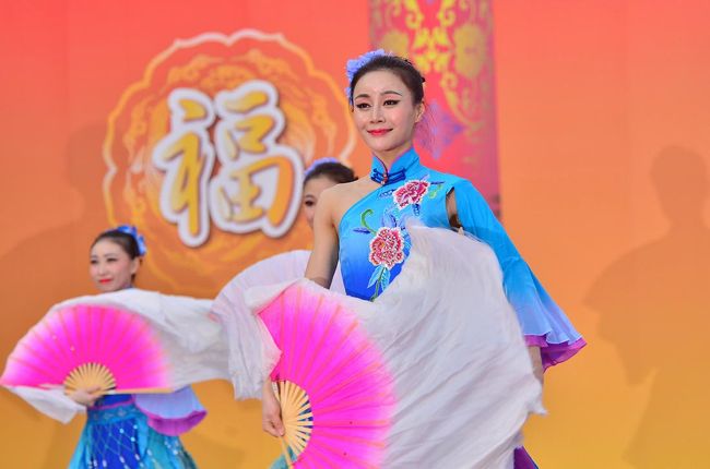 名古屋中国春節祭は2007年、<br />故郷を思う名古屋の一部華僑華人から始まり、<br />今年は第11回目を迎えた。<br /><br />中日民間の交流を促進するために、<br />中国伝統の旧正月「春節祭」を実施。伝統的な祭事を通じて、<br />中国文化を深く理解して頂くと共に、<br />「味」と「香り」と「感動」を味わうこと・・・。<br /><br />第11周年特別企画 今年は中国から2つの一級芸術団が特別来日!!<br />初日のみ、また初日だけ天候が良いので<br />思い切って早朝.開幕2時間前に来ました。<br /><br />春節のイベントとしては国内で最大級の「第11回名古屋中国春節祭」が、<br />名古屋市中区の久屋広場で開かれた。<br />主に河南省文化芸術代表団を撮りに来たのです。<br />そのためには、最後の最後の出番なので寒さで大変な１日になりそう。<br /><br />イベント名	第11回名古屋中国春節祭<br />日程	　　　　2017年01月07日～2017年01月09日 <br />時間	　　　　10：00～17：00（※1月7日11：00～）<br />会場名	　　　　久屋大通公園久屋広場<br />お問い合わせ先 TEL 052-325-4657<br />ホームページ http://www.n-cj.com<br />アクセス 地下鉄「栄」、「矢場町」<br /><br />■■■■■■■■過去の名古屋中国春節祭■■■■■■■■■■　<br />日中友好関係を深める伝統文化・第10回名古屋中国春節祭（1）<br />http://4travel.jp/travelogue/11094169<br />日中友好関係を深める伝統文化・第10回名古屋中国春節祭（2）<br />http://4travel.jp/travelogue/11094443<br /><br />第9回名古屋中国春節祭（1）華麗なる日中友好競演<br />　　　　　http://4travel.jp/travelogue/10978231<br />第9回名古屋中国春節祭（2）三亜太陽鳥シルクロード楽団の舞踊<br />　　　　　http://4travel.jp/travelogue/10979094<br /><br />第8回 名古屋中国春節祭（ステージにて・前半）<br />　　　　　　甘粛省芸術団による華麗な踊り「千手観音」<br />　　　　　　http://4travel.jp/travelogue/10850193<br />第8回 名古屋中国春節祭（ステージにて・後半）<br />　　　　　　甘粛省芸術団による独特な華麗な衣装での踊り<br />　　　　　　http://4travel.jp/travelogue/10850530<br /><br />第７回名古屋中国春節祭（ステージにて・その１）<br />　　　　　　http://4travel.jp/travelogue/10742281<br />第７回名古屋中国春節祭（ステージにて・その２）<br />　　　　　　http://4travel.jp/travelogue/10742327<br />第７回名古屋中国春節祭（ステージにて・その３）<br />　　　　　　http://4travel.jp/travelogue/10742449<br />■■■■■■■■過去の名古屋中国春節祭■■■■■■■■■■　<br /><br />