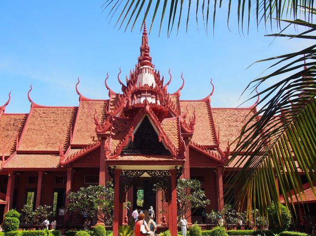 カンボジアを訪れるのは２回目ですが、<br />プノンペンは初めてです。<br />ポルポト、その後の内戦を経て、<br />経済発展が著しい<br />プノンペンの街歩きを楽しみました。<br />昔からの街並みと<br />経済発展を現すような新しい建物も増えています。<br />王宮、博物館などをメインに歩いています。