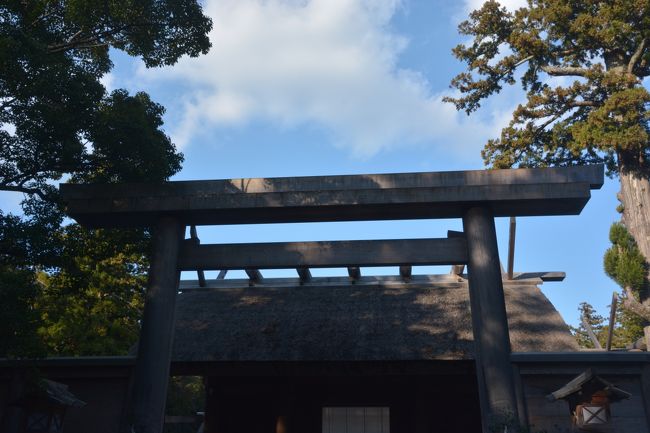 年が明けたので、初詣にいつものように行きました。<br />3連休の混雑も終わったようなので、次男が昼過ぎに帰ってくるのを待って出発<br /> 時間節約のため 車内でマックランチ(^O^)<br /><br /> まずは外宮から<br /><br /> 毎週のように仕事で前を通ってますが<br /><br /> 初詣です